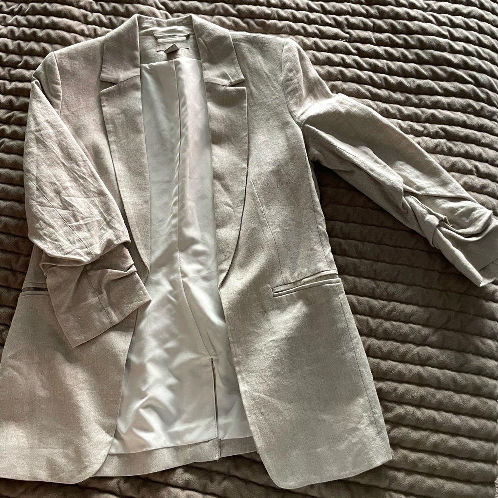Women’s H&M quarter sleeve blazer. Size XS